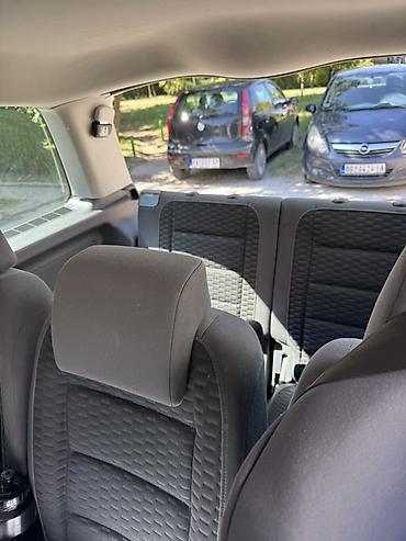 auto srbija.rs: Volkswagen Touran – porodični MPV, srebrna boja. - Motor i pogon — 5