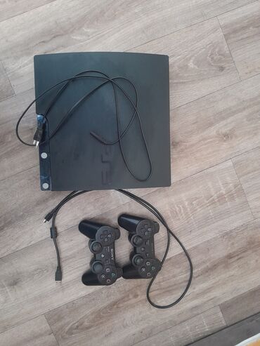 PS3 (Sony PlayStation 3): Ps 3 с хорошим состоянием в комплекте два жойстика и провод заря дка