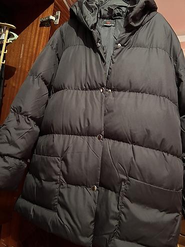 oversize kurtka: Qara rəngli şişmə qış gödəkçəsi - Model: kapüşonlu, üfüqi stepli — 2