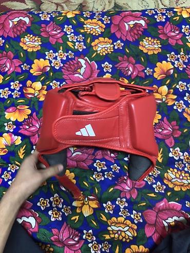 шлем для головы: Защитный боксерский шлем Adidas, красный - Конструкция с закрытыми — 3