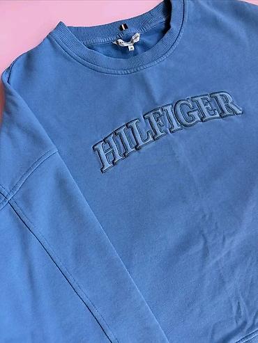 kos: Tommy Hilfiger muški/damski duks sa okruglim izrezom - Model — 4