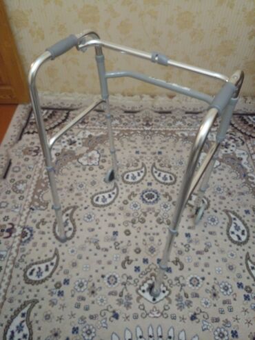 Yerimək üçün arabalar, çəliklər, əsalar, rollatorlar: Gümüşü rəngdə, yüngül alüminiumdan hazırlanmış, hərəkəti asanlaşdıran