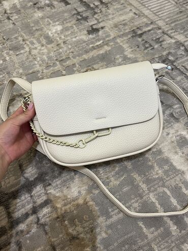 сумка отличного качества: Продается стильная женская сумка Элегантная сумка белого цвета