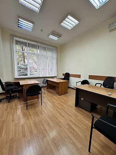Аренда офисов: Сдаю Офис целиком: 300 м², В жилом комплексе, С ремонтом, Первая линия, С отдельным входом, С отдельным санузлом — 24