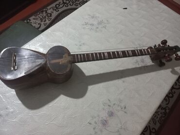 Tar: Tar – 9 simli, klassik Azərbaycan tarı - Korpus: ənənəvi iki gövdəli — 8