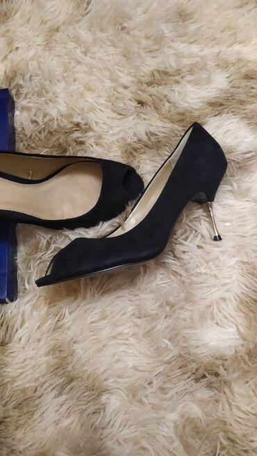 Γυναικεία είδη Υπόδησης: Παπούτσια.

Πολύ άνετα, μέγεθος 39 — 2