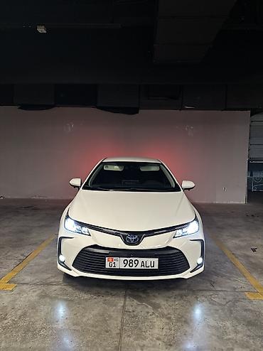 Toyota: Toyota Corolla: 2022 г., 1.8 л, Вариатор, Гибрид, Седан — 2