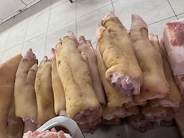 Свинина: СВИНИНА

猪肉。家养猪肉，非常美味。每天都有新鲜猪肉供应。

现有以下部位：
	•	后腿肉
	•	前腿肉
	•	猪排和排骨
	•	五 — 14