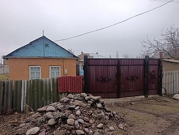 Продажа коттеджей и домов: Продаётся одноэтажный частный дом с участком и воротами. участок 7 — 1