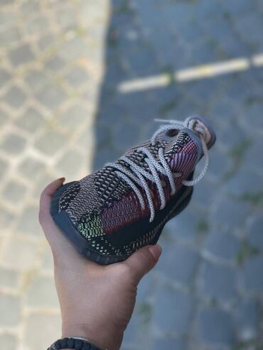 Patike: Adidas Yeezy Boost 350 patike

Novo
Brojevi 36 do 46 — 10