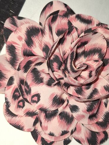 Broşlar: Leopard naxışlı, əl işi olan gül broşları. Paltolara, şərflərə və ya -da lalafo.az — 18 Broşlar: Leopard naxışlı, əl işi olan gül broşları. Paltolara, şərflərə və ya — 18