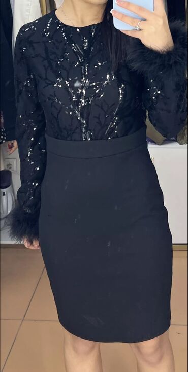 черное коктейльное платье: Вечернее платье, Коктейльное, Короткая модель, Хлопок, С рукавами, Перья, S (EU 36)