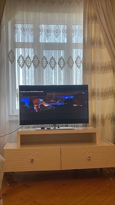 qapi iclikleri: Klassik üslubda qonaq otağı mebel dəsti Tərkibi: - 1 ədəd şüşəli — 5