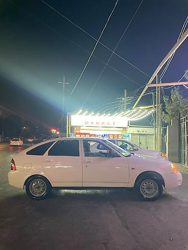priora farası: Ağ rəngli Lada Priora sedan. Avtomobilin кузов görnüşü sedan — 7