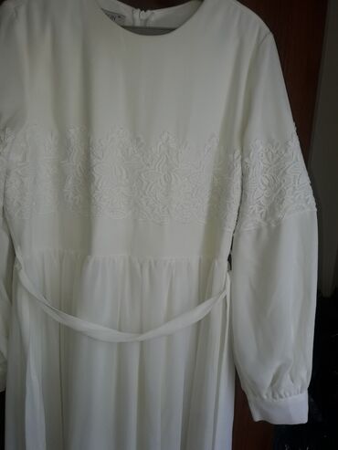 Продаю белое платье за1800 сом в отличном состоянии одевала 1 раз