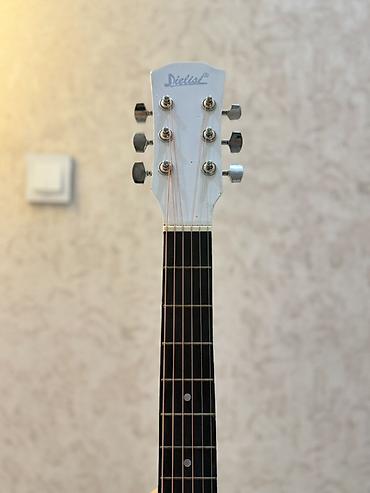ritmler: Ağ rəngli akustik gitara – DieLsel markası - Korpus: dreadnought — 3