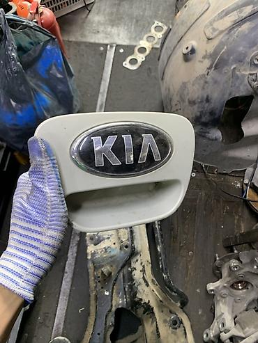 Наружная ручка двери багажника Kia с эмблемой бренда. Деталь