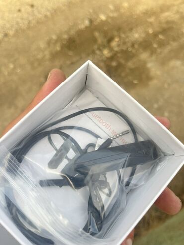 Adapterlər: “Mini Bluetooth qulaqcıq – musiqi və zəng üçün” 1 ədəd var isdeyen