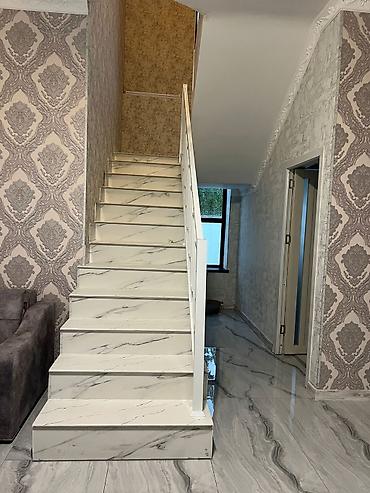 Günlük kirayə evlər: Satılır: iki mərtəbəli fərdi ev Xüsusiyyətlər: - 2 mərtəbə, geniş — 11