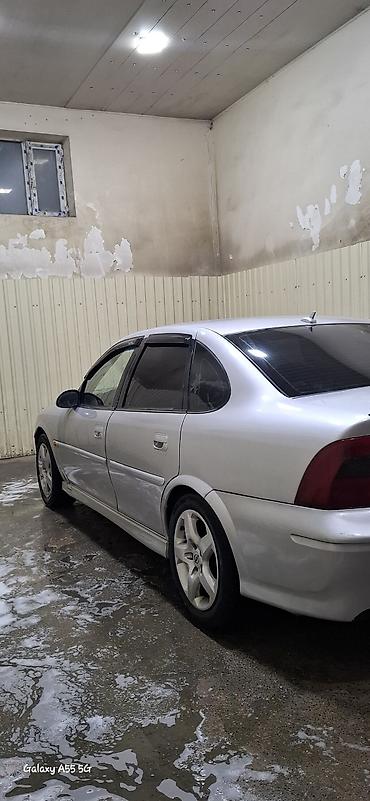 opel omega: Opel Vectra Sport sedan, gümüşü rəngdə avtomobil. Ön, arxa kamera — 8