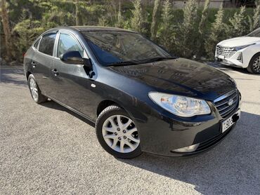 Hyundai: Hyundai Elantra sedan - Korpus: 4 qapılı sedan, qara rəng - Mühərrik — 1