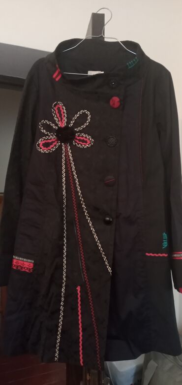 qış üçün uzun gödəkçələr: Qadınlar üçün dekorativ naxışlı uzun gödəkçə - Rəng: qara, qırmızı və