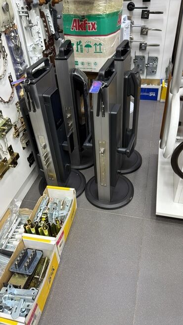 ящик для документов: Демонстрационные стенды с образцами дверной фурнитуры и замковых