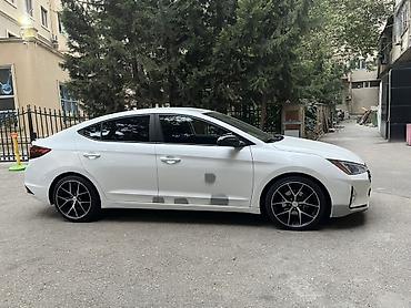 Hyundai: Hyundai Elantra sedan – ağ mirvari Barter nivaya ustunluk. Verilir — 4