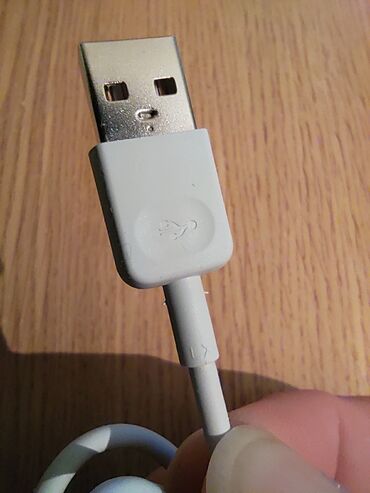 Adapteri i punjači za laptop: Univerzalni USB-C adapter za laptop crne boje sa snagom od 65W — 11