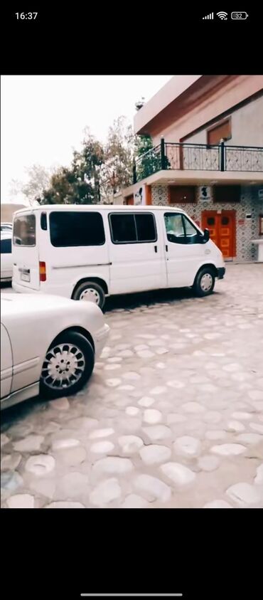diski teker 16: Ford Transit furqon, ağ rəngdə. Böyük yükdaşıma qabiliyyətinə malikdir