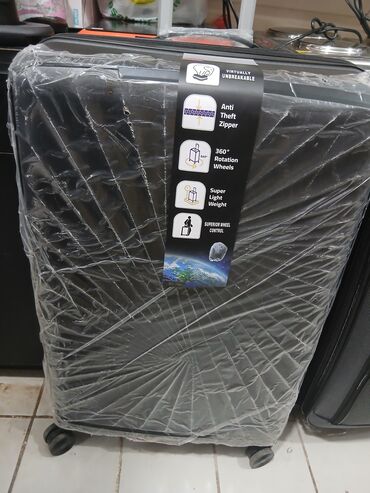 Çamadanlar: Müxtəlif rənglərdə və ölçülərdə mövcud olan səyahət çemodanları. Bu — 3