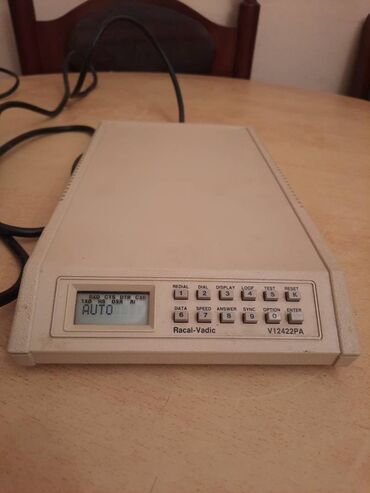 Druga oprema za računare i laptopove: Stari retro modem i adapter za kompjuter.

Nepoznato stanje — 7