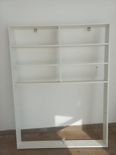 Ideal vezyetde magaza vitrinidir.divardan asmag da olur,pencere onune