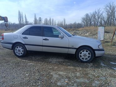 ош мерс: Автомобиль Mercedes-Benz C-класса в кузове седан. Цвет серебристый