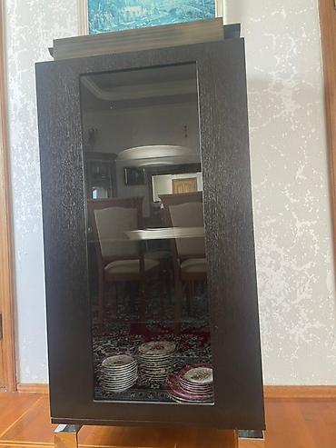 çekmeceli plastik sandıqlar: Bu vitrin şkafı tünd rəngli taxtadan hazırlanıb və əşyalarınızı — 4