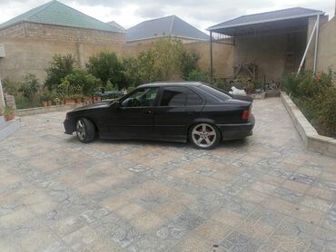 BMW: BMW 3 series: 1.8 l | 1995 il Sedan — 8