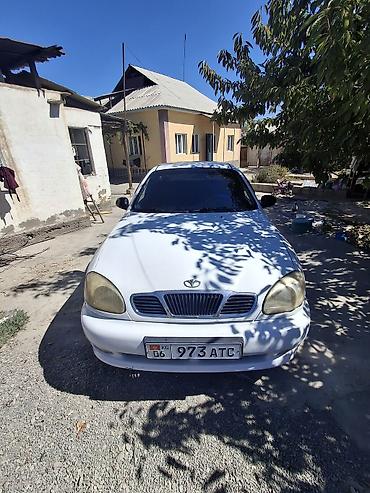 Транспорт: Автомобиль седан белого цвета. Основные характеристики: - Кузов — 2