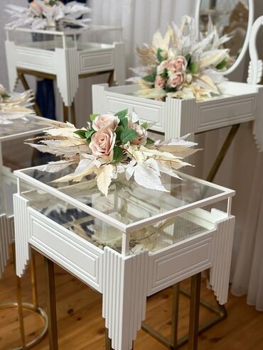 Stend vitrinləri: Ağ rəngdə qarışıq güllərlə 14 ədədli xonça dəsti satılır. Üzərində — 7