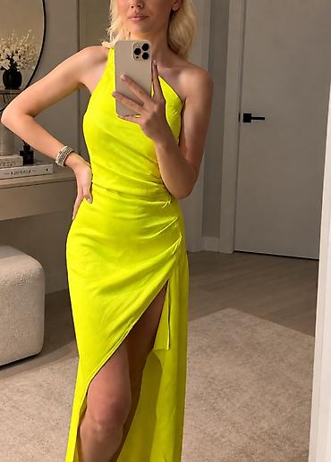 Elegantna duga haljina u neon žutoj boji. Asimetričan gornji deo sa