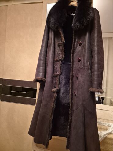 Kürklər: Uzan uzunluqda qadın şubası. - Material: təbii dəridin nubuk tərəfi — 1