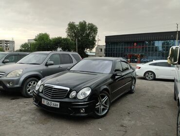 меняю дом на авто: Элегантный седан Mercedes-Benz E-Class черного цвета, отличающийся