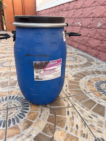 Sirena Motors: Mavi rəngli plastik barrel/qab - Həcm: 30 L (gövdədə 30L işarəsi var)
