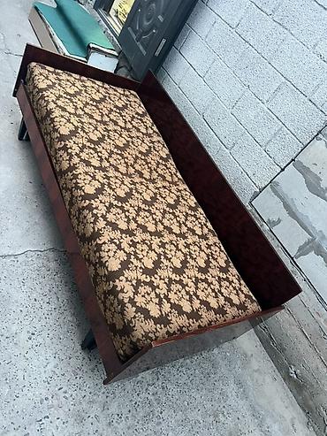Односпальная кровать с деревянным коробом и матрасом. - Каркас