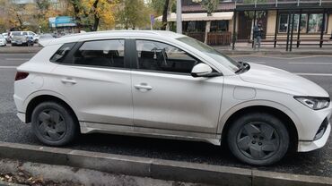 зарядное устройство на авто: Белый кроссовер с электрическим двигателем. Этот автомобиль идеально