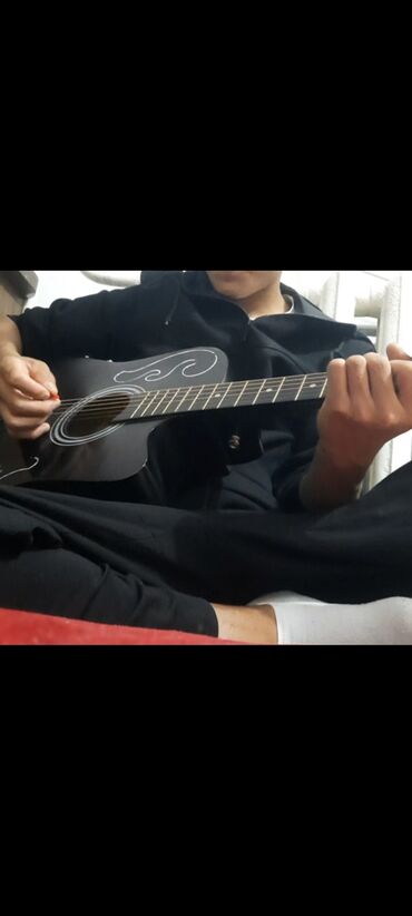 гитара для начинающих купить: Акустическая гитара 6струн
гриф немножко изогнут на звук не влияет