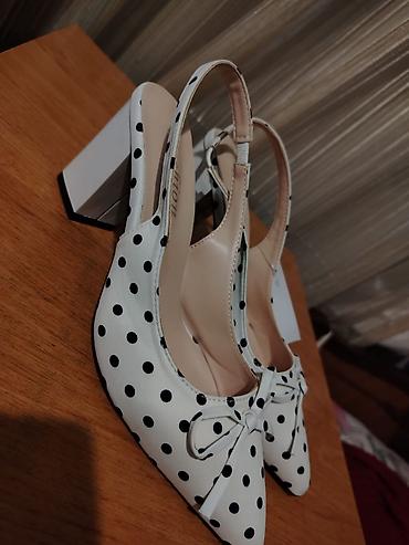 parça ayaqqabı: Ağ rəngdə, qara xallı qadın ayaqqabısı geyinilməyib - Model: slingback — 1