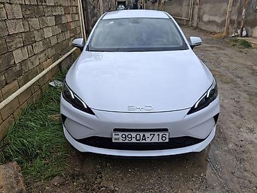 latun satisi: BYD Qin Plus (sedan) – Yango brendli taksi üçün bükülü vinil reklam — 1
