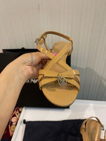 Basanoşka və səndəllər: Ölçü: 36, rəng - Bej, Yeni — 13