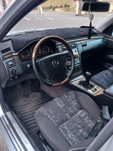 Mercedes-Benz: Mercedes-Benz E-Class: 2 l | 1998 il Sedan — 15