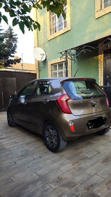 Kia: Kia Picanto, qəhvəyi/bronza rəng, 5 qapılı hetçbek. Xüsusiyyətlər: - — 5